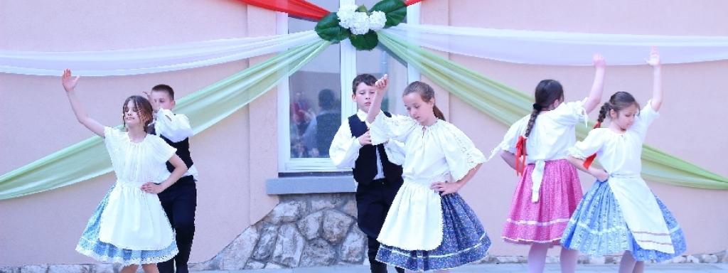Zenélő díszudvar a Szent József Katolikus Általános Iskola és Óvodában